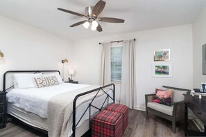 3 bedrooms, iron/ironing board, free WiFi, bed sheets - Newly Renovated, 1st Floor Condo: Walk to Campus! (Oxford)