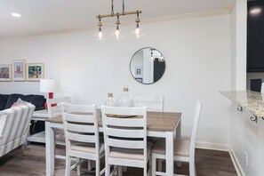 Dining - Newly Renovated, 1st Floor Condo: Walk to Campus! (Oxford)