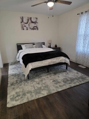 مكواة/لوح كي وسرير سفر وواي فاي وملاءات أسرّة