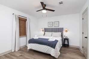 3 bedrooms, iron/ironing board, free WiFi, bed sheets - Your Game Day Retreat - Beautiful Upstairs Condo! (Oxford)