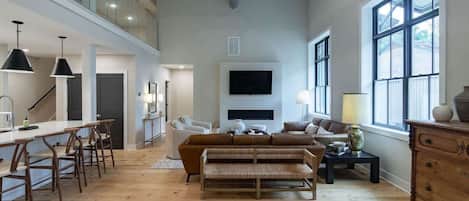 Smart TV, chimenea, oficina