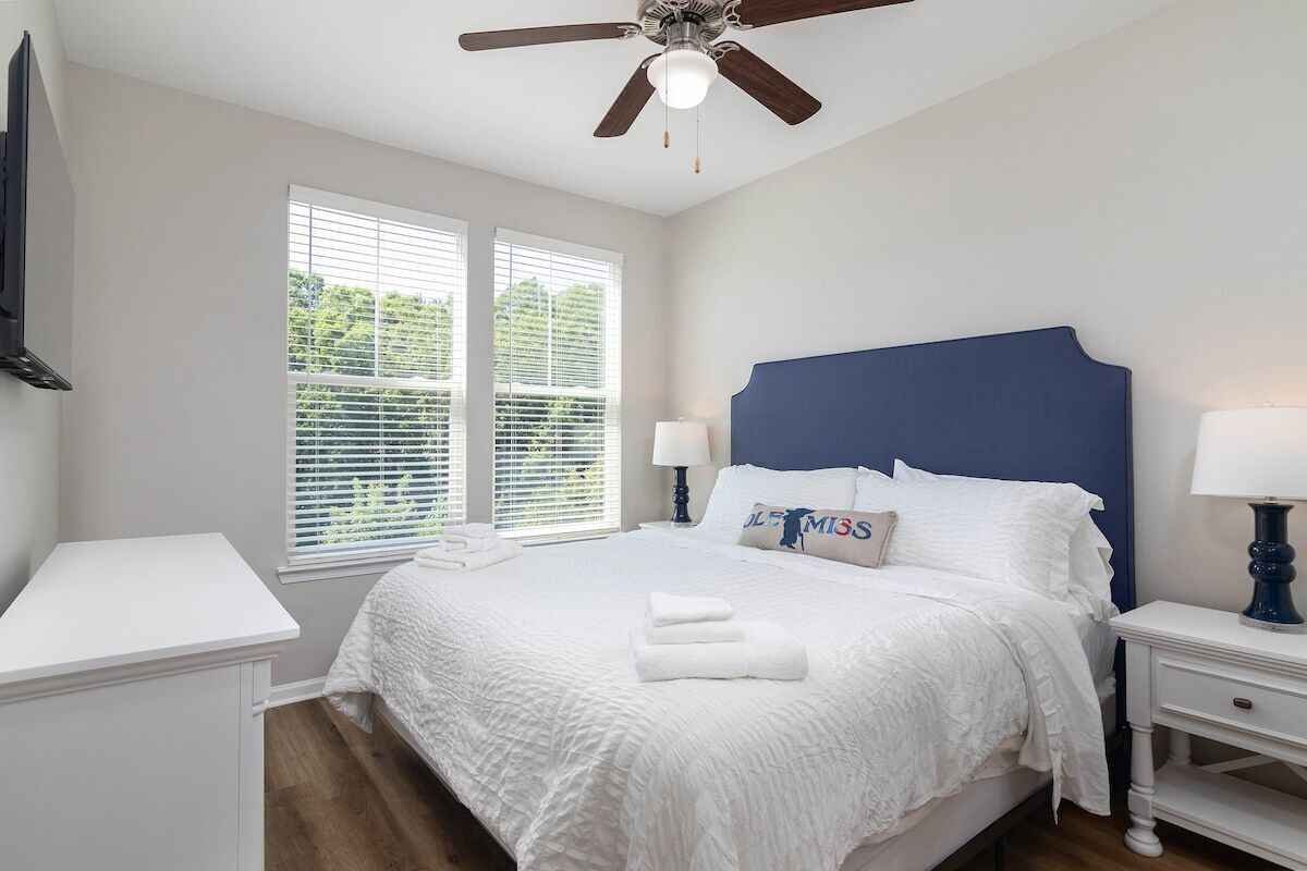 Tabla de planchar con plancha, wifi gratis y ropa de cama 