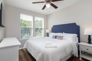 Iron/ironing board, free WiFi, bed sheets - A New Luxury Oxford Condo Close to Everything! (Oxford)