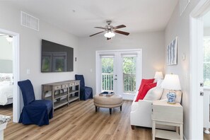 Planxa i posts de planxar, wifi gratuïta i roba de llit 