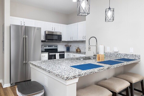 Fridge, microwave, oven, stovetop - A New Luxury Oxford Condo Close to Everything! (Oxford)