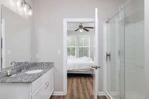 Chuveiro, secador de cabelo, toalhas de banho 