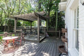 Outdoor dining - Location, Location, Location! (Oxford)