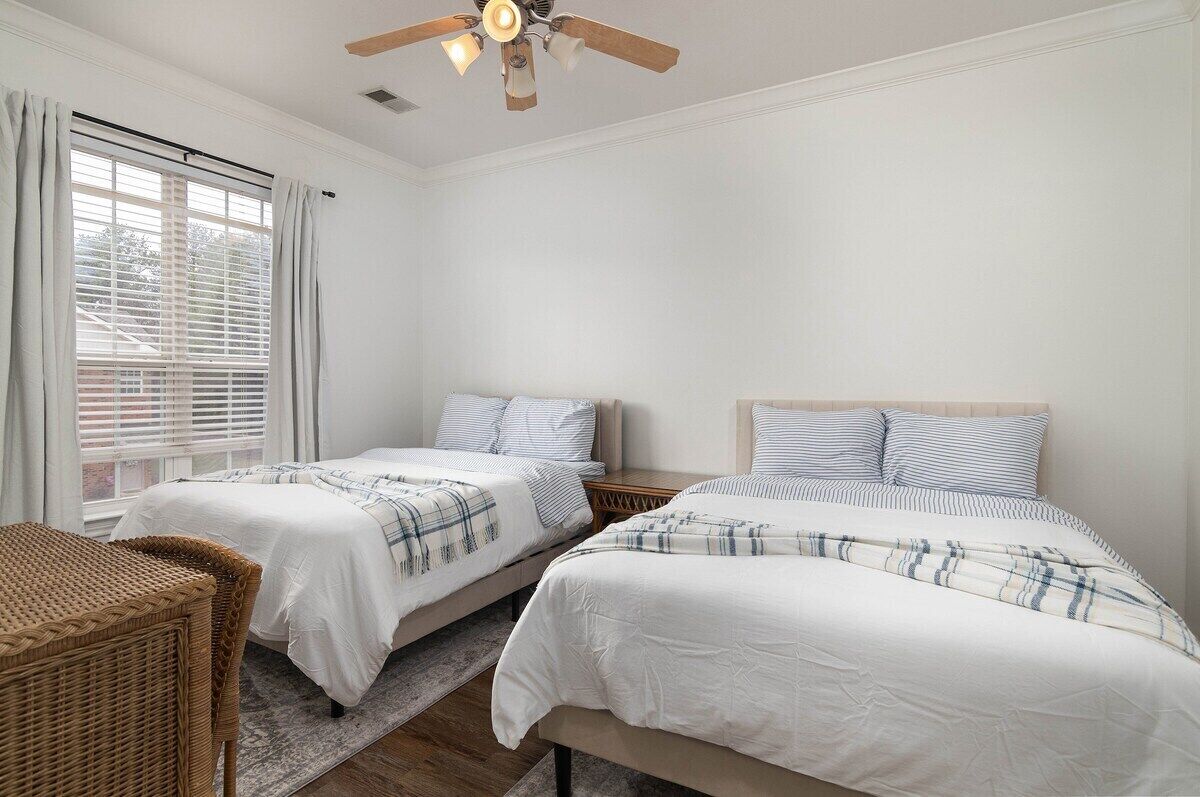 Tabla de planchar con plancha, wifi gratis y ropa de cama 