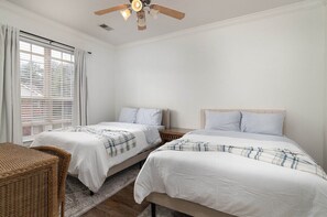 Tabla de planchar con plancha, wifi gratis y ropa de cama