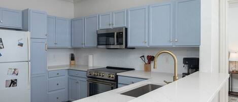 Jääkaappi, mikroaaltouuni, uuni, liesi