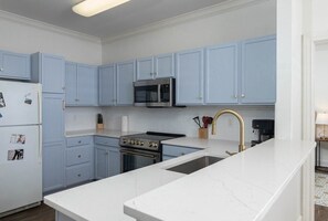 Fridge, microwave, oven, stovetop - Highpoint View in Oxford (Oxford)