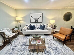 Living area - Contemporary, The Oxford Retreat, Walk to Games! (Oxford)