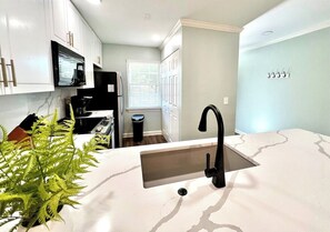 Refrigerador, microondas, horno, placa de cocina