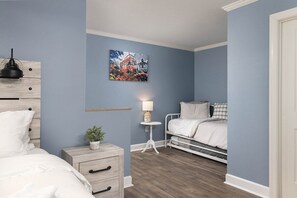 Iron/ironing board, free WiFi, bed sheets - Hotty Toddy Hideaway (Oxford)