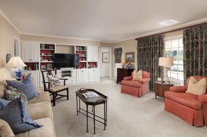 A living room with a television, two sofas, a coffee table, and a bookshelf. - Southern Escape – Walk to The Square and Grove (Oxford)