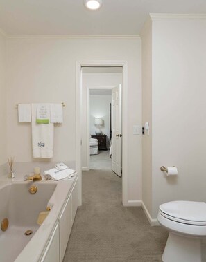 Shower, hair dryer, towels, shampoo - Southern Escape – Walk to The Square and Grove (Oxford)