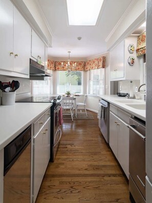 Fridge, microwave, oven, stovetop - Southern Escape – Walk to The Square and Grove (Oxford)