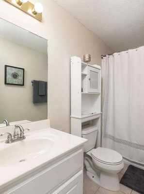 Shower, hair dryer, towels, shampoo - Hotty Toddy Headquarters (Oxford)