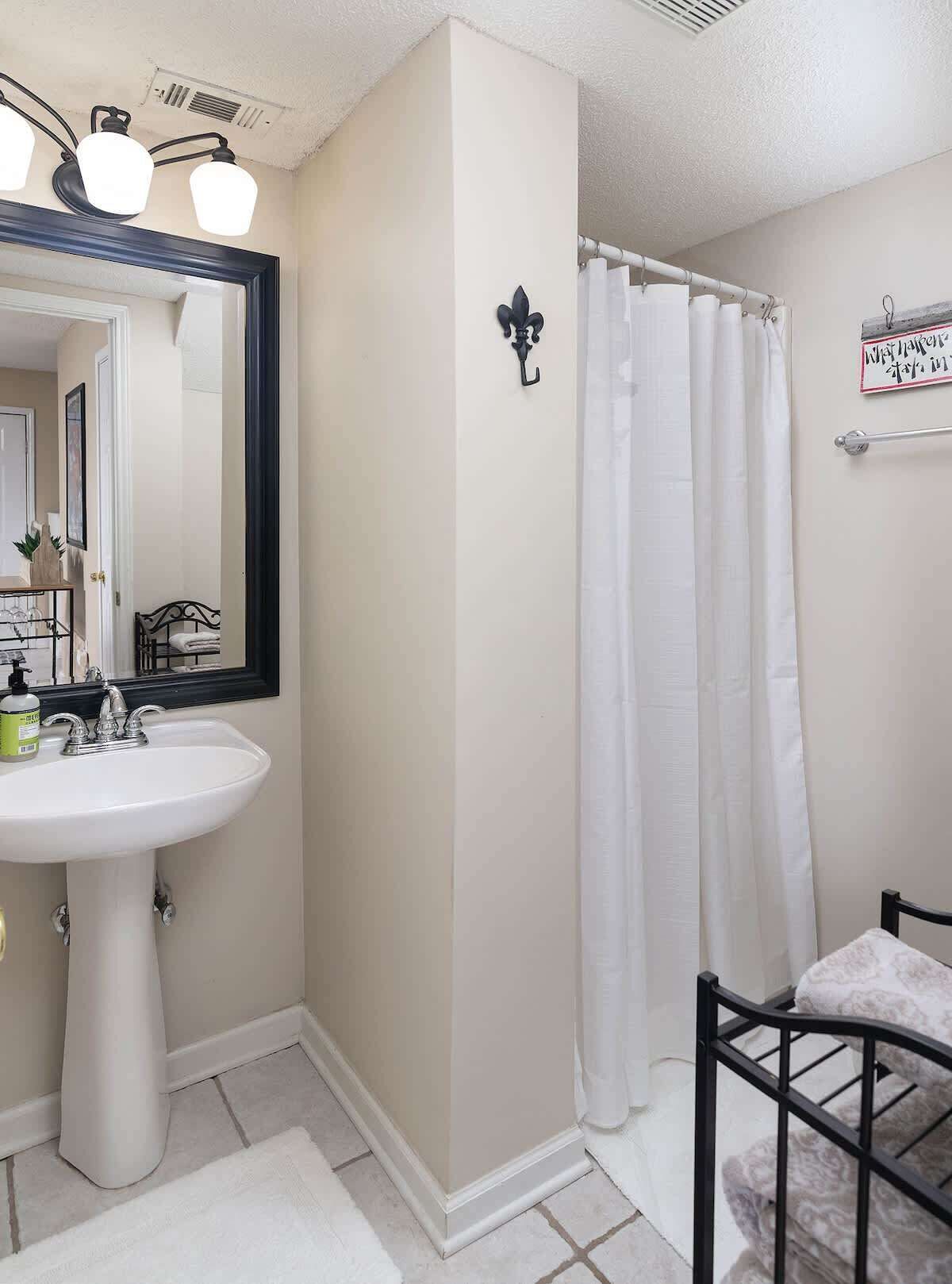 Shower, hair dryer, towels, shampoo