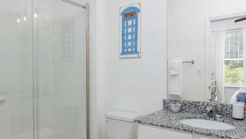 Douche, sĂšche-cheveux, serviettes fournies, shampoing