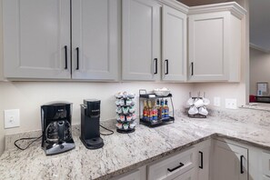 Kylskåp, mikrovågsugn, ugn och spishäll