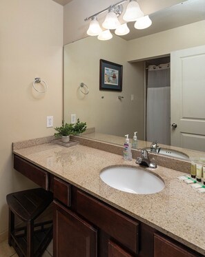 Secador de pelo, toallas