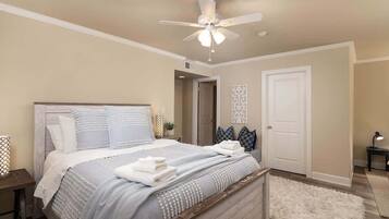 3 bedrooms, desk, iron/ironing board, free WiFi