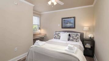 3 bedrooms, desk, iron/ironing board, free WiFi