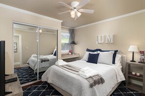 Escritorio, tabla de planchar con plancha, wifi gratis y ropa de cama 