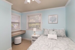 办公桌、熨斗/熨衣板、免费 WiFi、床单