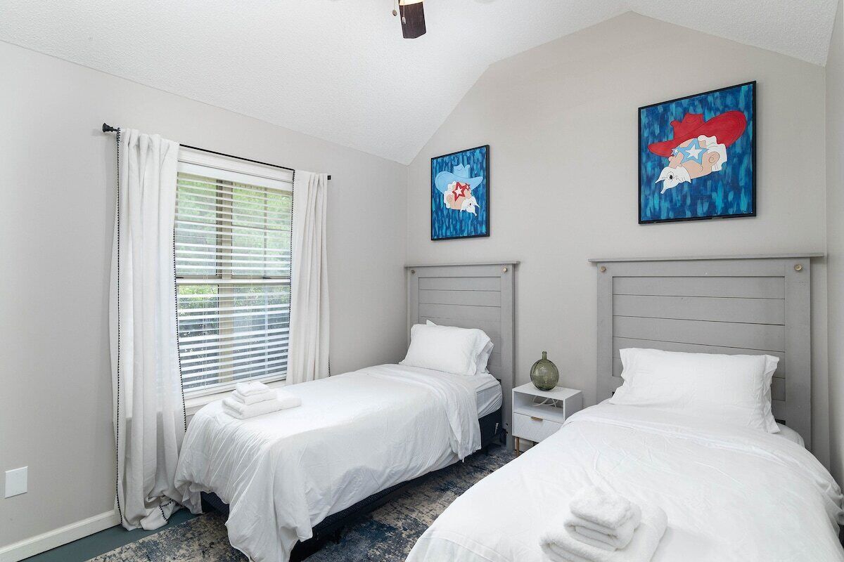 Iron/ironing board, free WiFi, bed sheets