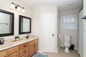 Shower, hair dryer, towels, shampoo - Oxford Country Retreat (Oxford)