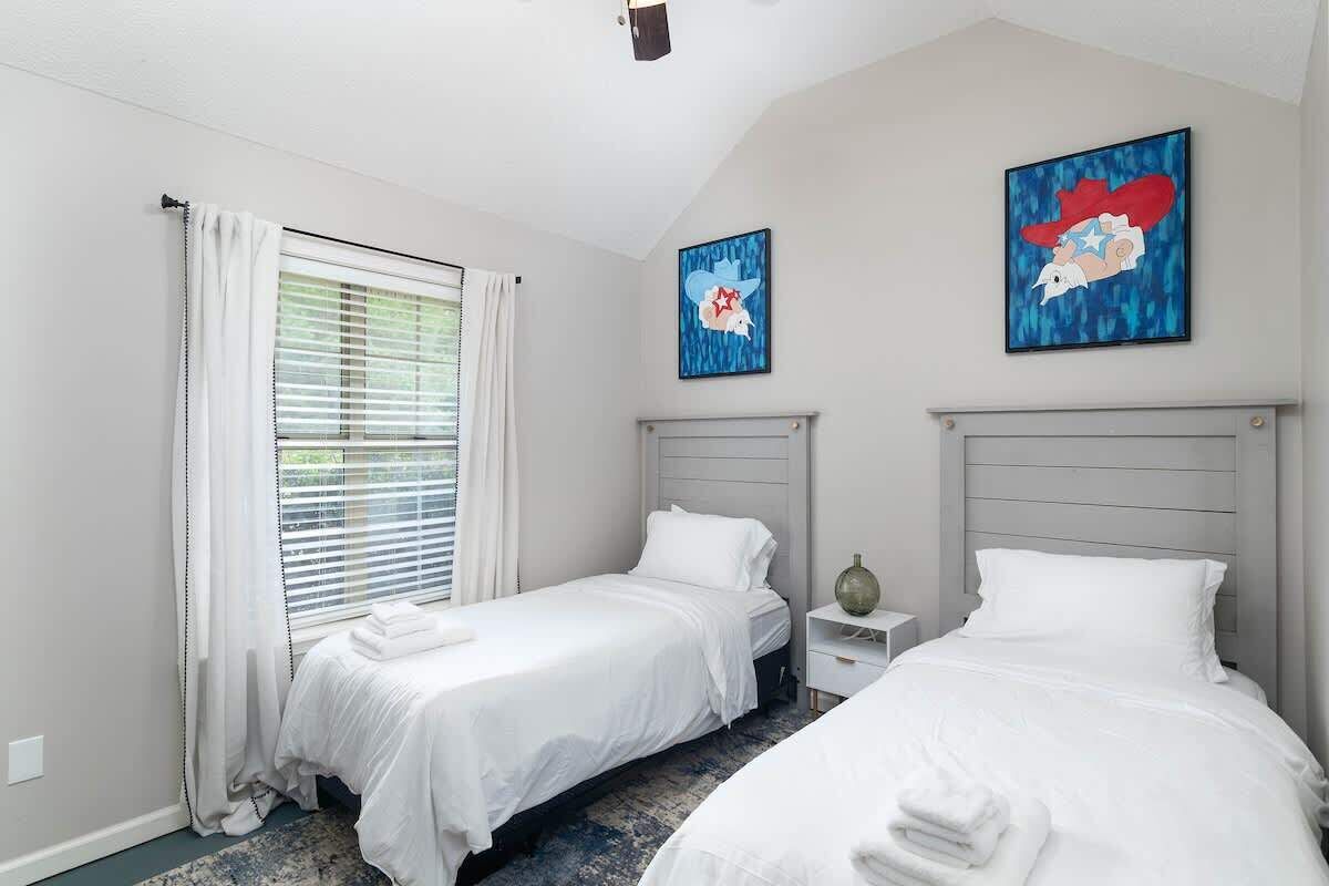 3 bedrooms, iron/ironing board, free WiFi, bed sheets