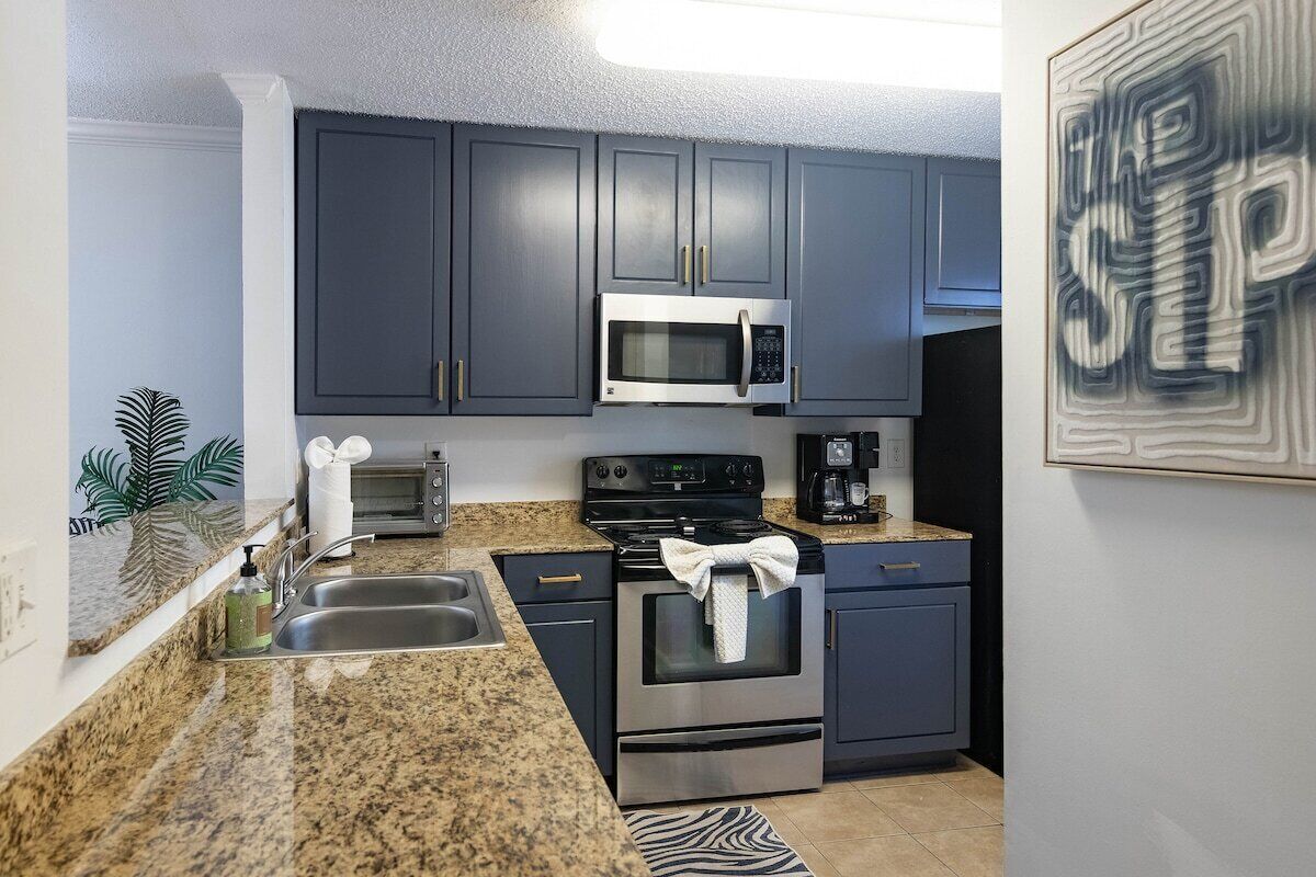 ثلاجة، ميكروويف، فرن، موقد طهي مسطح