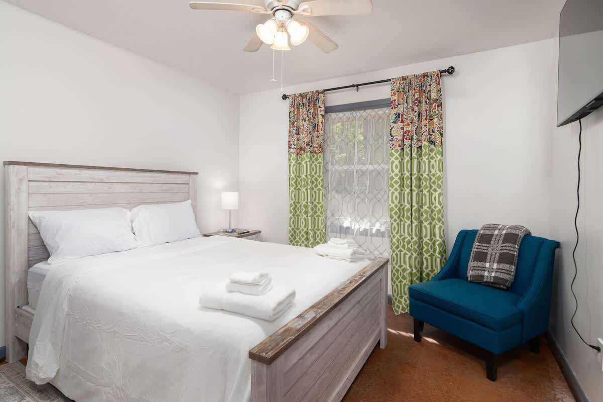 3 bedrooms, iron/ironing board, free WiFi, bed sheets