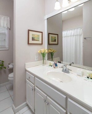 Shower, hair dryer, towels, shampoo - Family - Friendly Oxford Retreat Near University (Oxford)