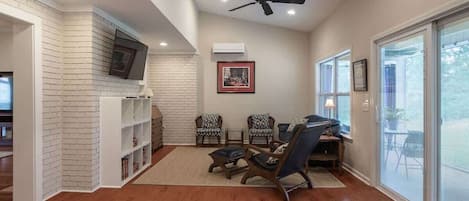 Una Smart TV, una chimenea, una oficina