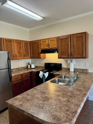 Fridge, microwave, oven, stovetop - Keystone Cottage (Oxford)