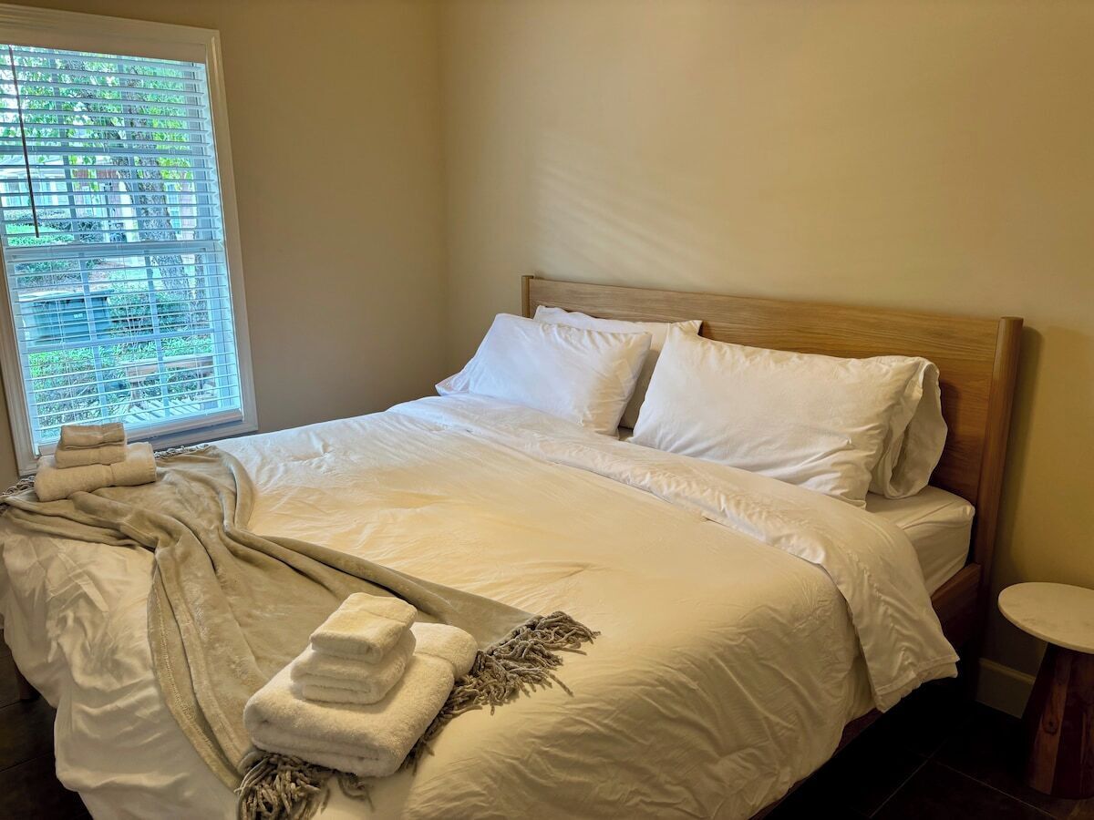 Planxa i posts de planxar, wifi gratuïta i roba de llit 