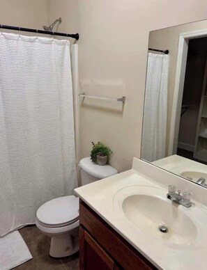 Shower, hair dryer, towels, shampoo - The Grove Loft (Oxford)