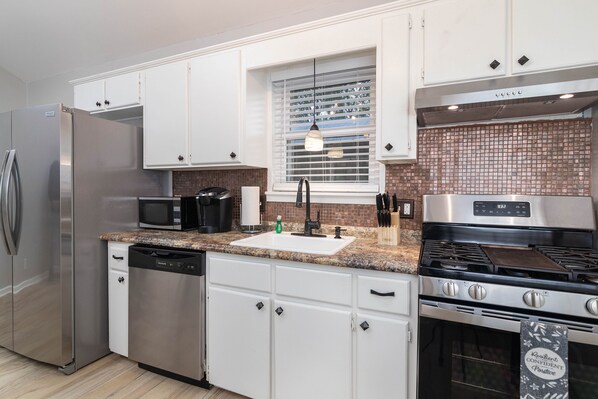 Private kitchen - Pet Friendly Rebel Retreat – Walk to Stadium (Oxford)