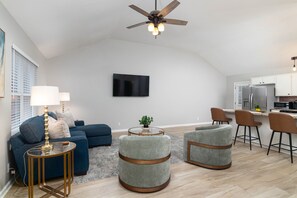 Living area - Pet Friendly Rebel Retreat – Walk to Stadium (Oxford)