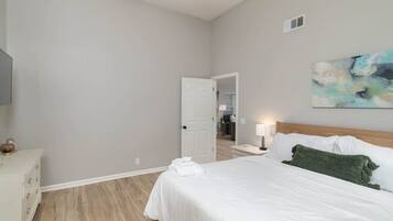 2 bedrooms, iron/ironing board, free WiFi, bed sheets