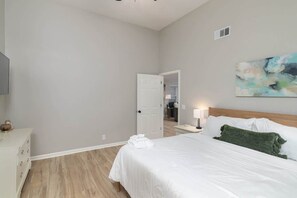 2 bedrooms, iron/ironing board, free WiFi, bed sheets - Pet Friendly Rebel Retreat - Walk to stadium (Oxford)