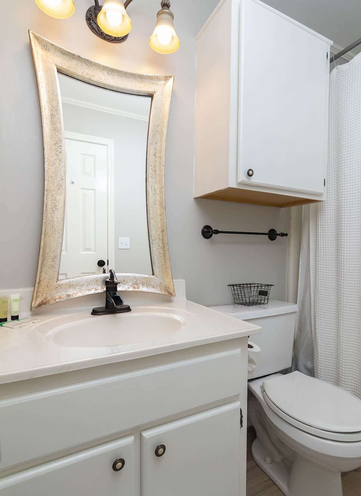 Shower, hair dryer, towels, shampoo