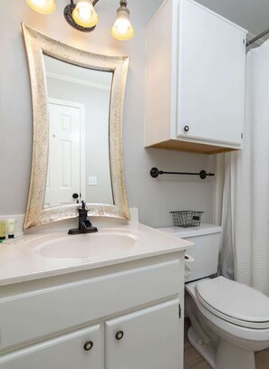 Shower, hair dryer, towels, shampoo - Pet Friendly Rebel Retreat - Walk to stadium (Oxford)