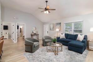 Living area - Pet Friendly Rebel Retreat – Walk to Stadium (Oxford)