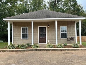 Exterior - Charming One - Bed Hideaway (Oxford)