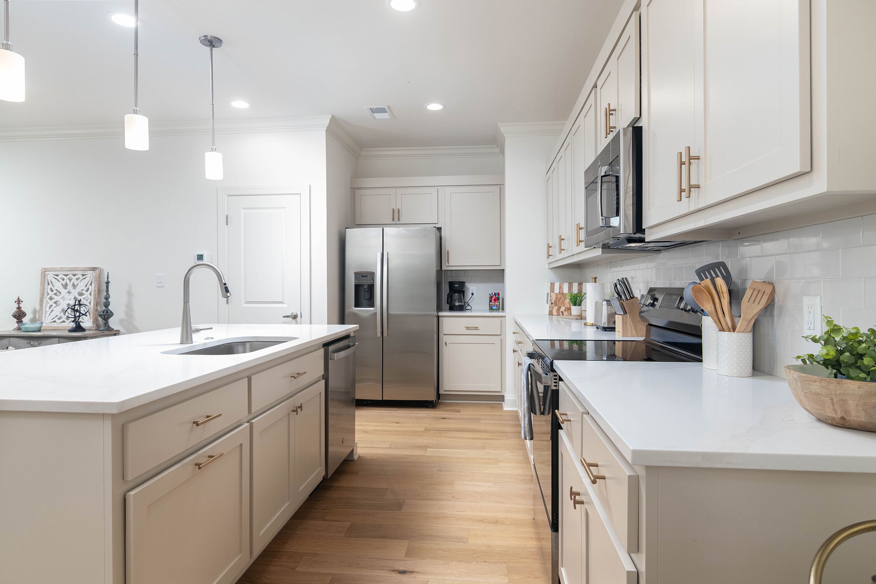 Geladeira, micro-ondas, fogão, cooktop