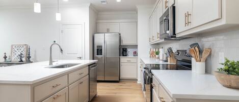 Geladeira, micro-ondas, fogão, cooktop